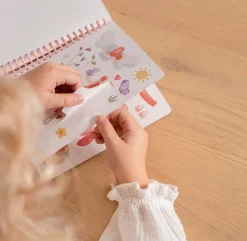 Aankleed- en stickerboek Rosa & Friends